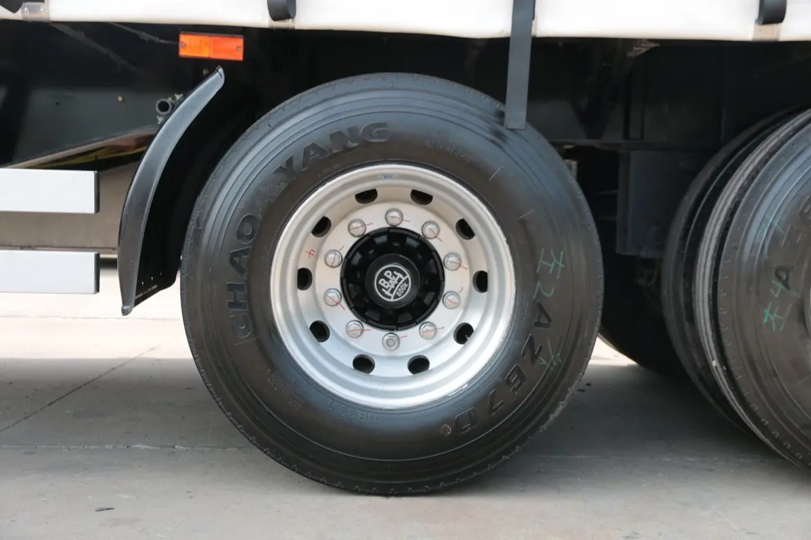 Detail of premium BPW axles and aluminum alloy rims on Kales 13M Curtainsider semi-trailer.