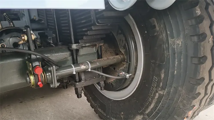 Heavy-duty axles and thickened leaf spring suspension on Kales 35m³ Dump Semi-Trailer.